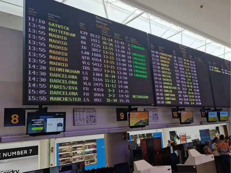 Pantalla aeropuerto erakar