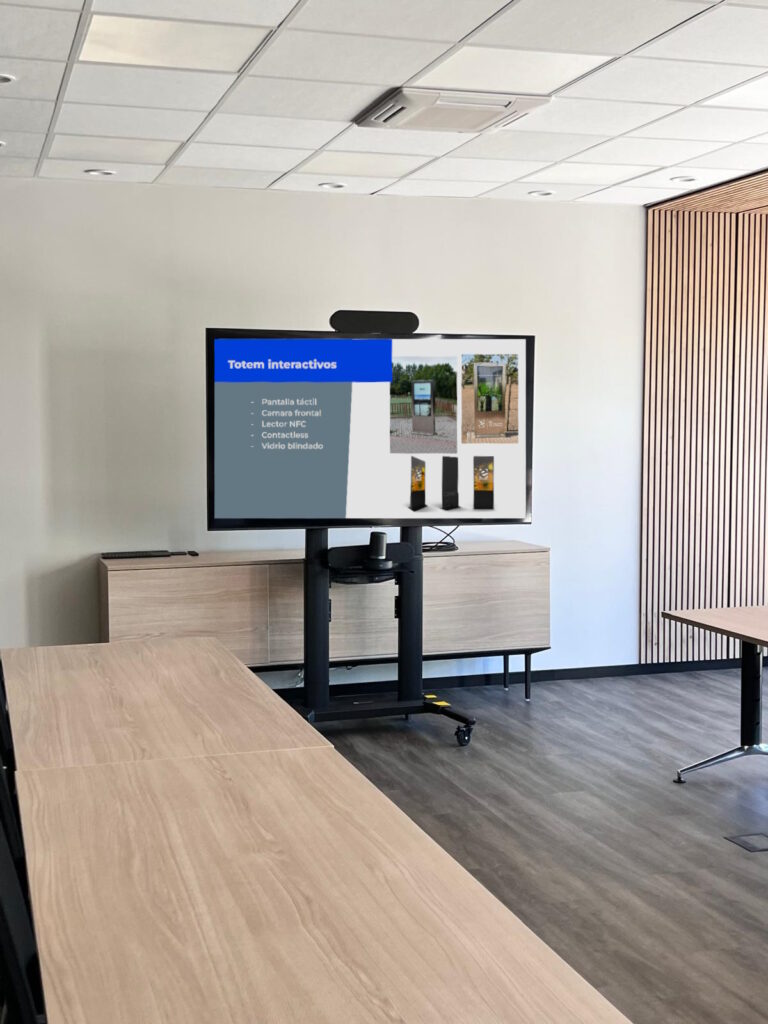 Presentacion con pantalla en sala de reuniones erakar